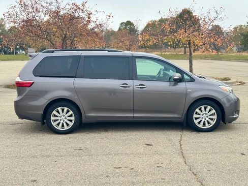 Used 2017 Toyota Sienna Limited Premium image 9