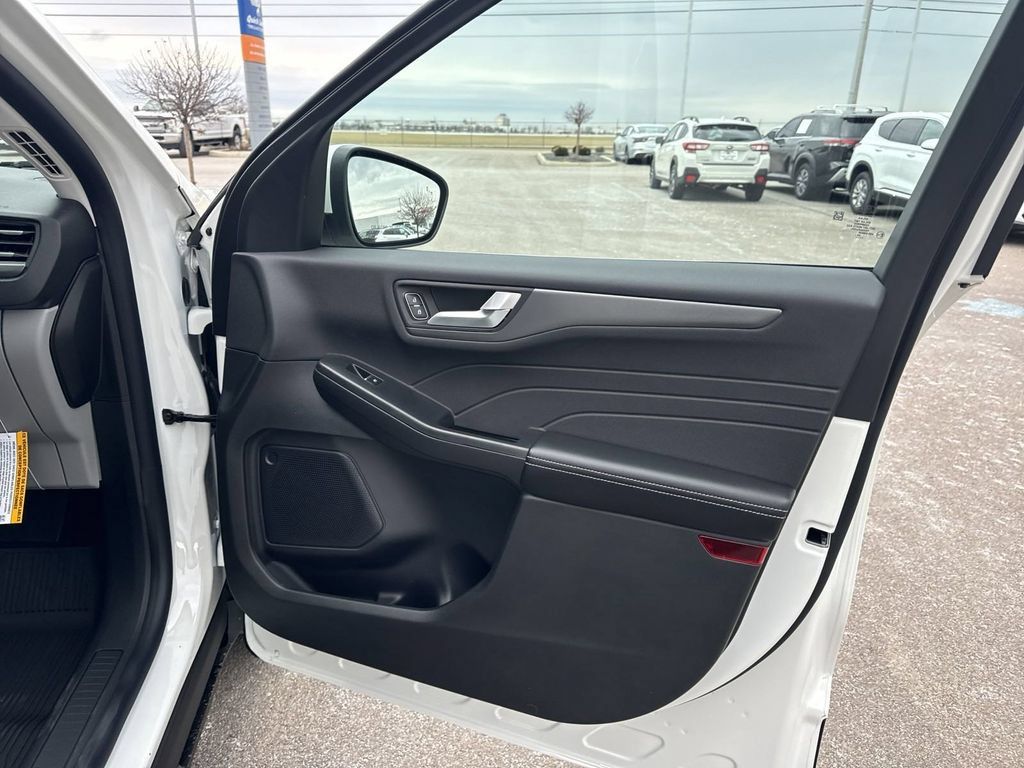 New 2025 Ford Escape SE FWD image 11