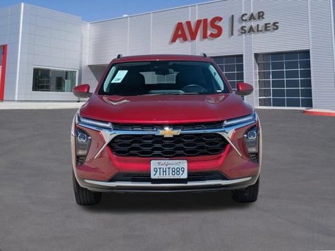 Used 2025 Chevrolet Trax LT w/ LT Convenience Package FWD image 2