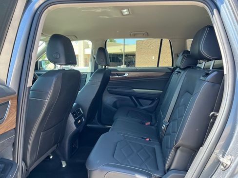 Used 2025 Volkswagen Atlas SE AWD/4WD image 17