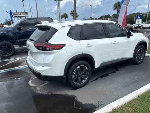 Used 2025 Nissan Rogue SV FWD image 2