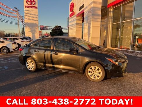 Used 2022 Toyota Corolla LE image 2