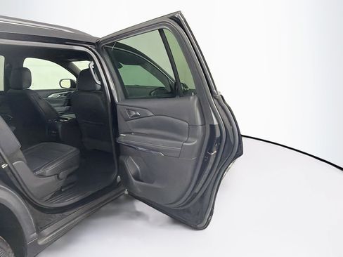 Used 2025 Chevrolet Traverse LT FWD image 31