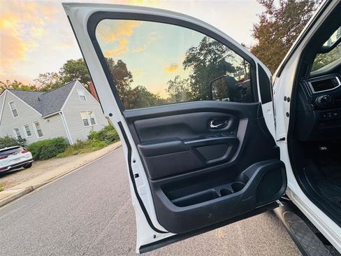 Used 2019 Nissan Titan SV w/ SV Convenience Package image 33