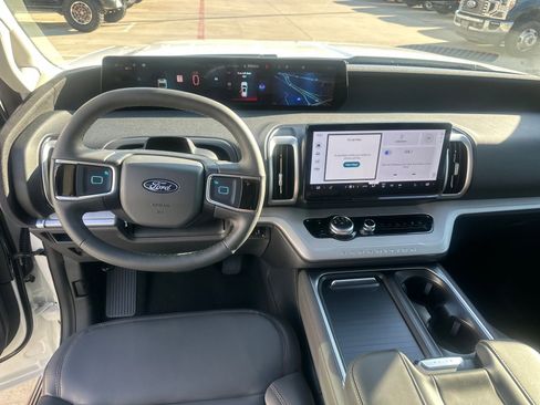 New 2025 Ford Expedition Active image 13