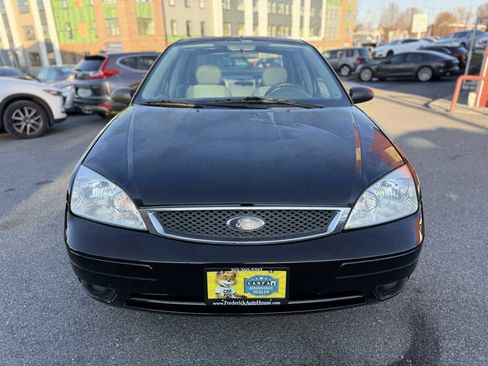 Used 2005 Ford Focus SES FWD image 2