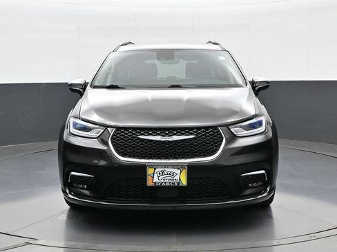 Used 2023 Chrysler Pacifica Limited FWD image 2