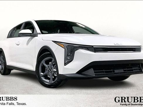 New 2025 Kia K4 LXS image 1