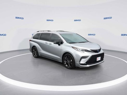 Used 2024 Toyota Sienna XSE FWD image 2