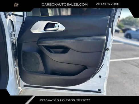 Used 2021 Chrysler Pacifica Touring w/ S Appearance Package FWD image 32