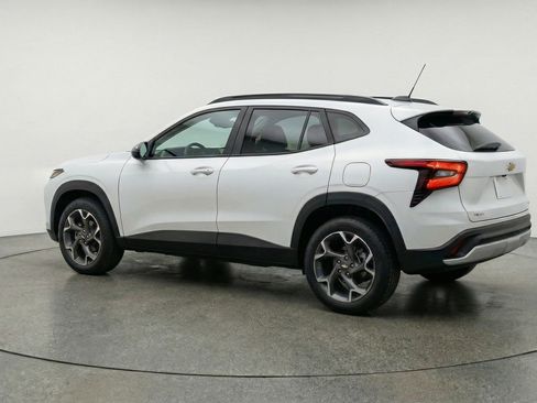 Used 2025 Chevrolet Trax LT FWD image 6