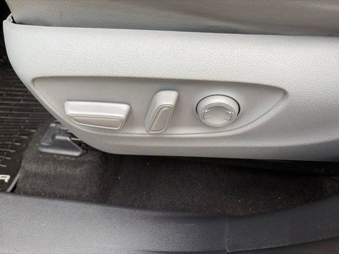 Used 2020 Toyota Highlander XLE AWD/4WD image 11