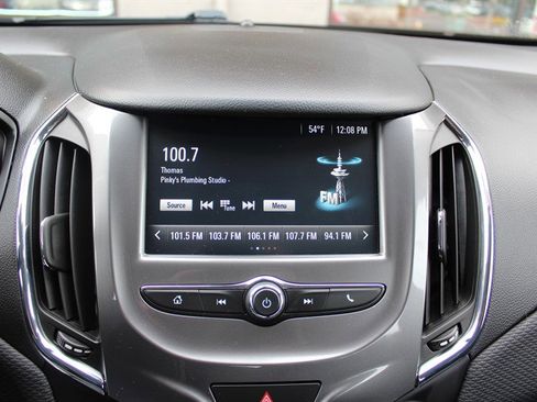 Used 2017 Chevrolet Cruze LT image 9