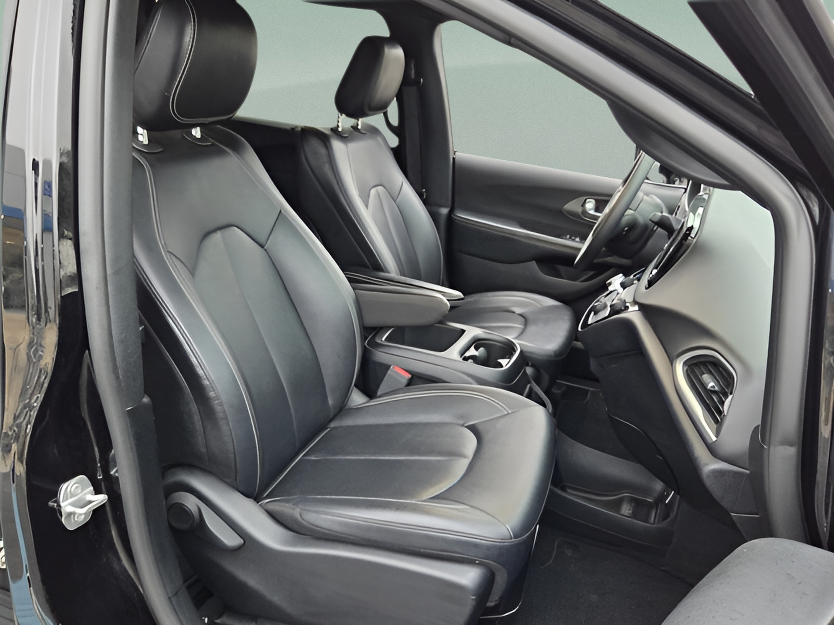 Used 2025 Chrysler Pacifica Select FWD image 18
