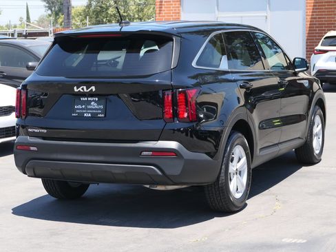 Used 2023 Kia Sorento LX FWD image 3