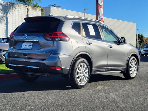 Used 2018 Nissan Rogue SV w/ Premium Package image 2