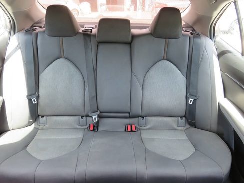 Used 2018 Toyota Camry LE FWD image 21