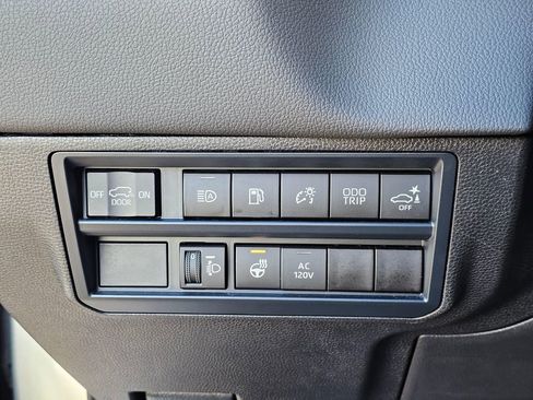 Used 2025 Toyota Sequoia Limited AWD/4WD image 27