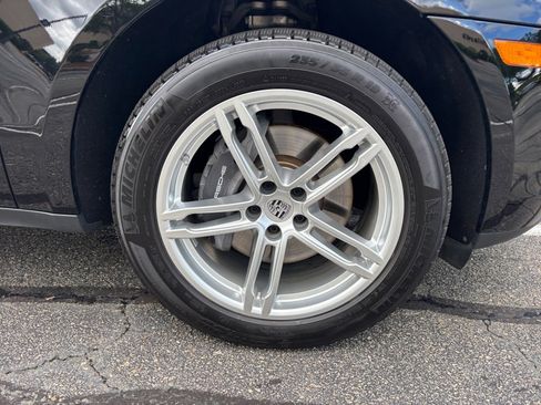 Certified 2024 Porsche Macan image 11