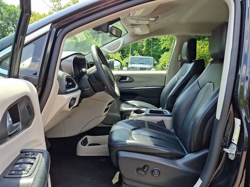 Used 2023 Chrysler Pacifica Touring-L FWD image 16
