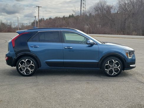 Used 2024 Kia Niro SX Touring image 4