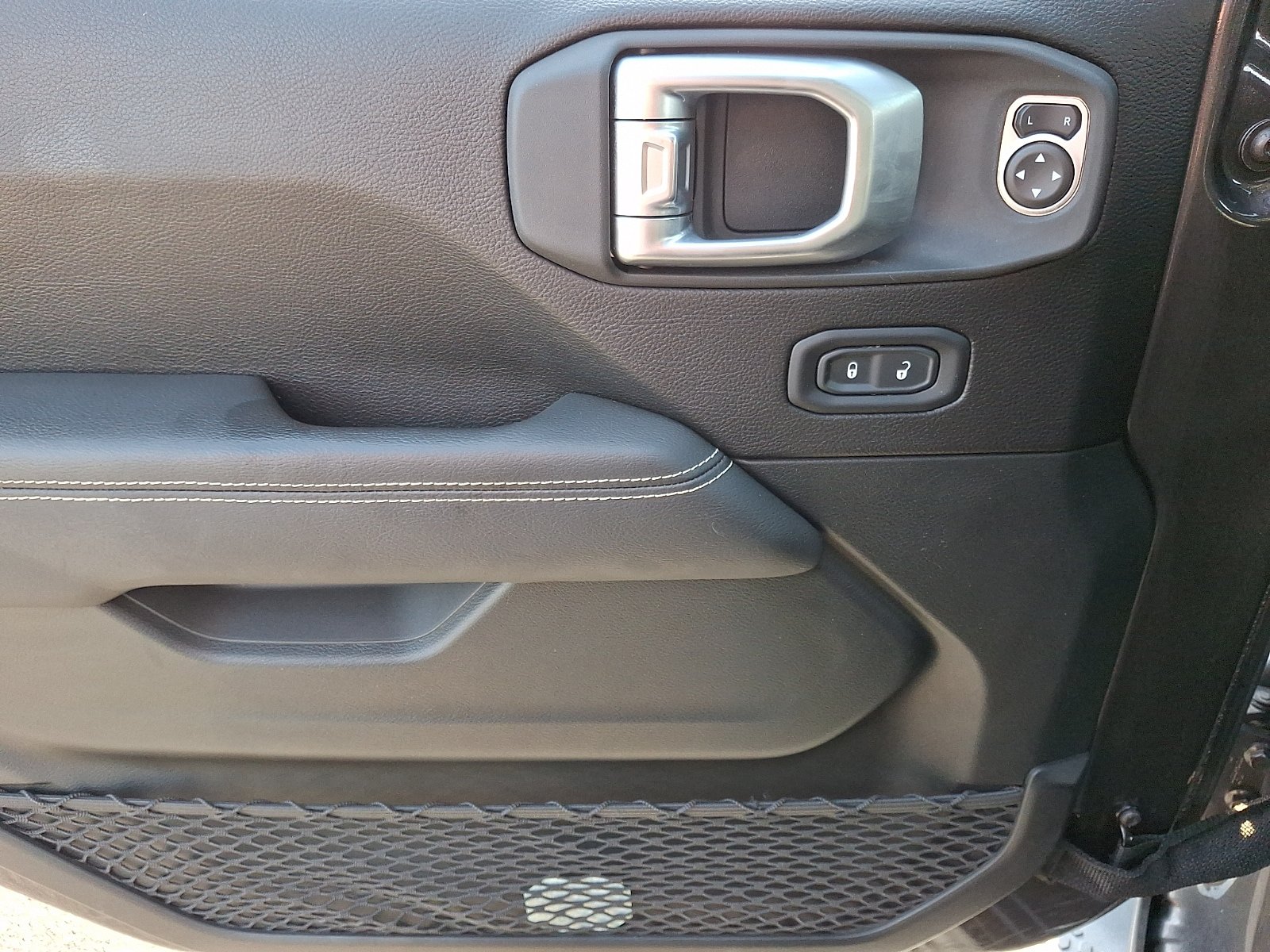 Used 2020 Jeep Wrangler Unlimited Sahara AWD/4WD image 12