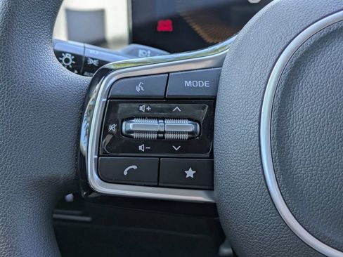 Certified 2025 Kia Sorento LX FWD image 16