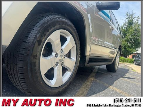 Used 2009 Jeep Grand Cherokee Laredo AWD/4WD image 9