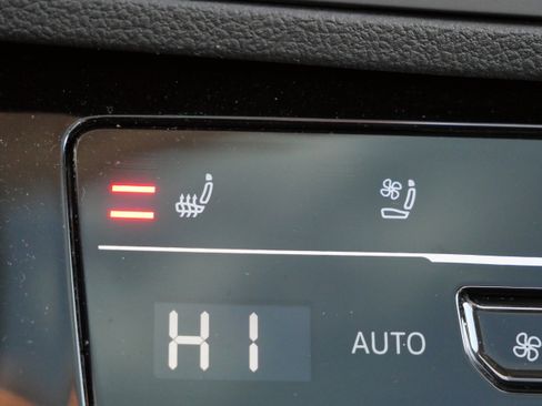 Certified 2025 Volkswagen Jetta SEL image 30