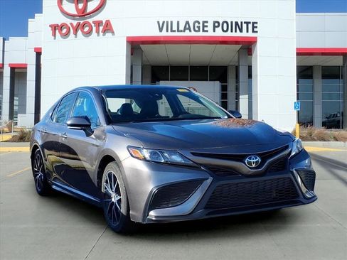 Used 2024 Toyota Camry SE image 3