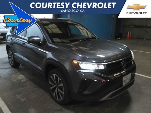 Used 2024 Volkswagen Taos SE image 1