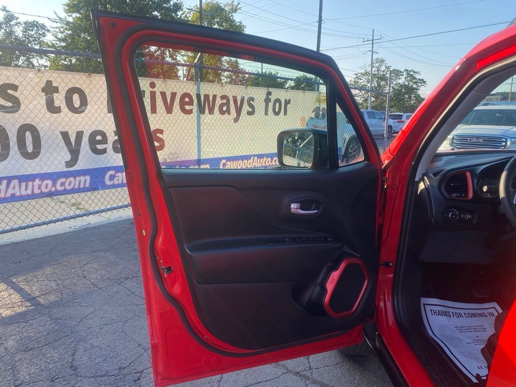 Used 2023 Jeep Renegade Latitude AWD/4WD image 12