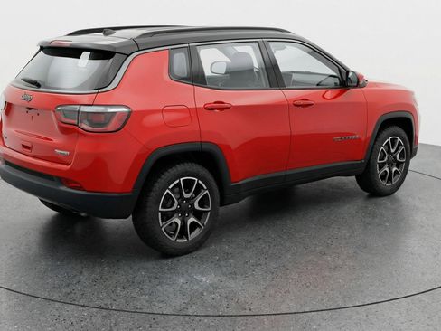 Used 2025 Jeep Compass Trailhawk AWD/4WD image 9