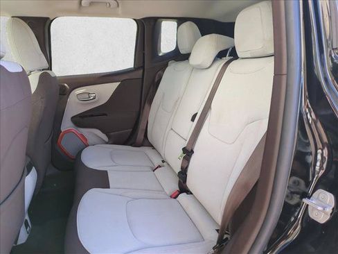 Used 2015 Jeep Renegade Latitude w/ Popular Equipment Group FWD image 17