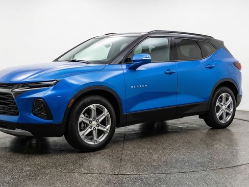 Used 2025 Chevrolet Blazer LT image 3