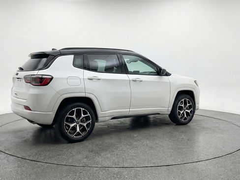 Used 2025 Jeep Compass Limited image 9