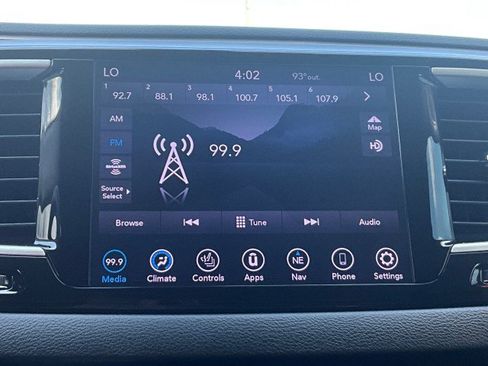 Used 2018 Chrysler Pacifica Touring-L FWD image 18