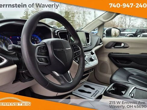 Used 2023 Chrysler Pacifica Touring-L image 20
