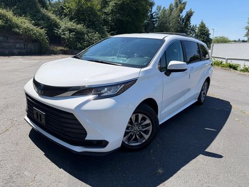 Used 2022 Toyota Sienna LE AWD/4WD image 1
