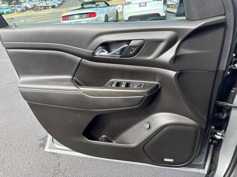 Used 2023 GMC Acadia SLT image 32