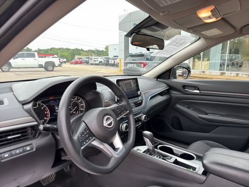 Used 2024 Nissan Altima 2.5 SV FWD image 19