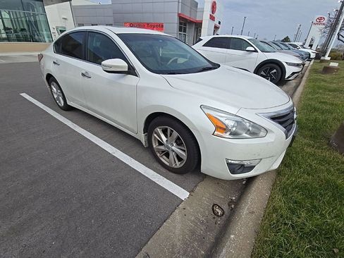Used 2013 Nissan Altima 2.5 SV w/ 2.5SV Convenience Pkg FWD image 2