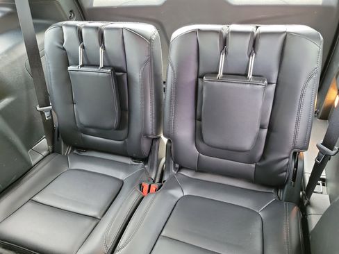 Used 2018 Ford Explorer XLT w/ Equipment Group 202A AWD/4WD image 8