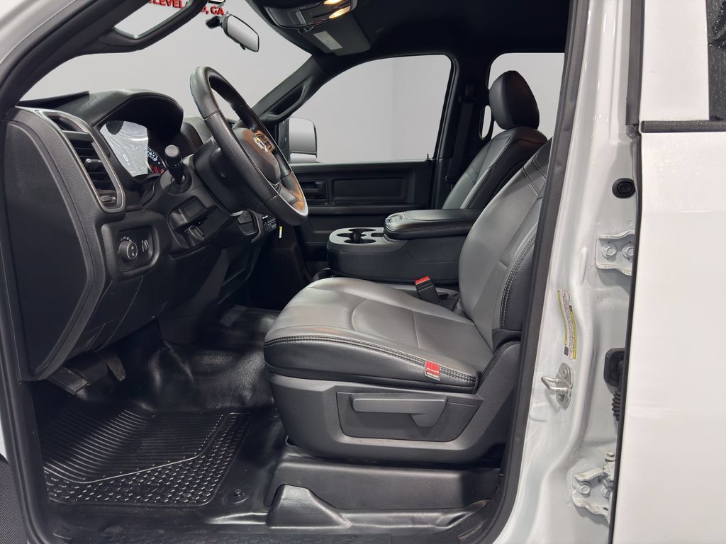 Used 2024 RAM 5500 Tradesman w/ Chrome Appearance Group AWD/4WD image 3