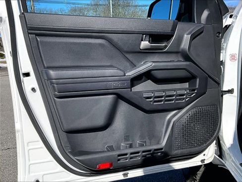 Used 2025 Toyota Tacoma TRD Off-Road image 9