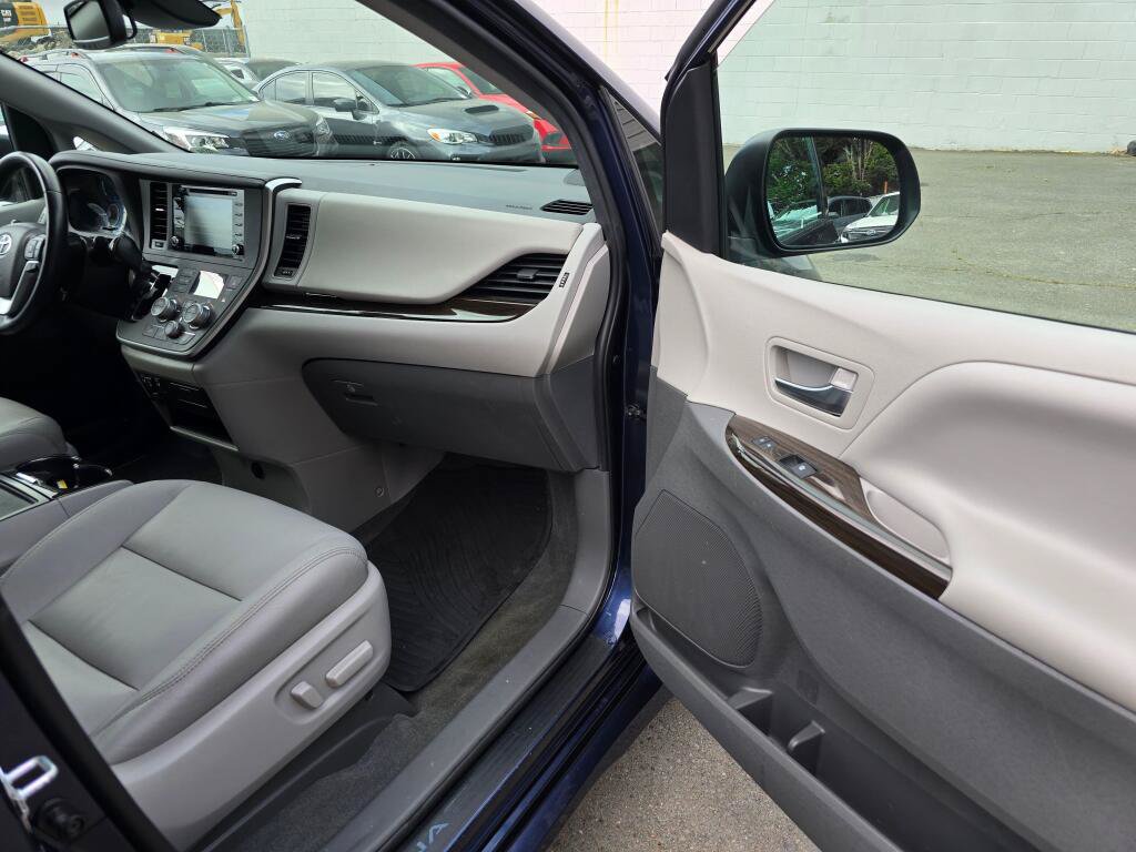 Used 2020 Toyota Sienna XLE w/ XLE Navigation Package FWD image 10
