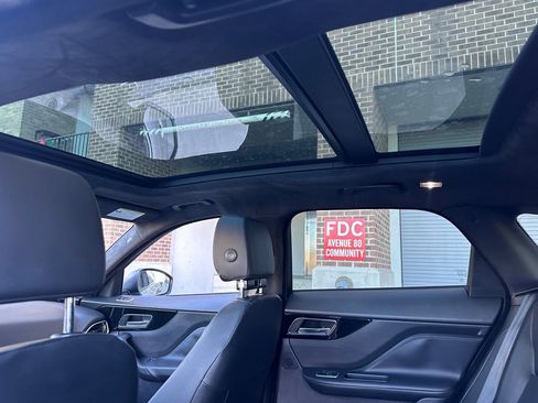 Used 2019 Jaguar F-PACE Premium image 18