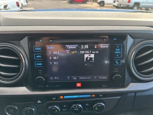 Used 2017 Toyota Tacoma TRD Off-Road image 3