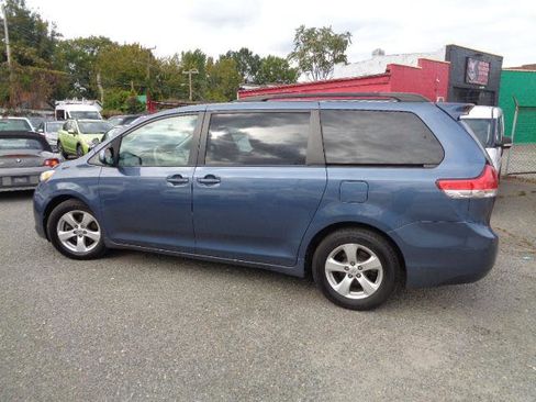 Used 2014 Toyota Sienna LE image 4