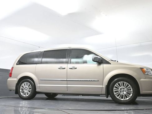 Used 2015 Chrysler Town & Country Limited Platinum w/ Trailer Tow Group FWD image 19
